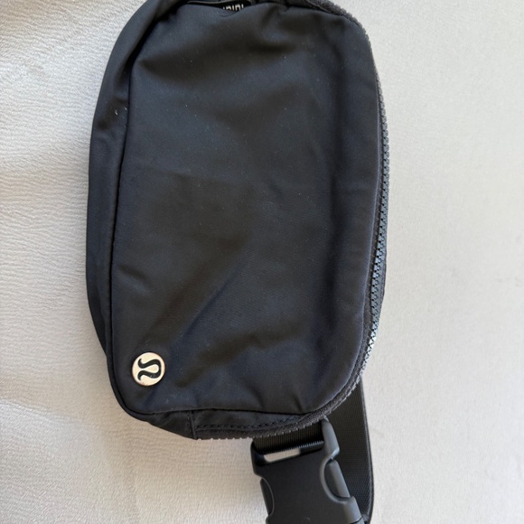 Lululemon Everywhere Belt Bag - Picture 4 of 6